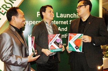 Business Development Manager Kaspersky Lab, Dony Koesmandarin,  Director of Tech Titan Limited, Telly dan Channel Sales Director of Southeast Asia Kaspersky Lab Jimmy Fong, saat peluncuran produk consumer terbarunya untuk pasar Indonesia di Jakarta.