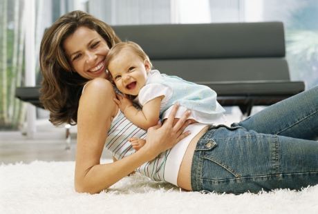 Jika Ingin Bayi Periang, Orangtua Harus Humoris