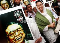 Ketua Umum PKBIB Yenny Wahid turun langsung untuk mendaftarkan partainya.