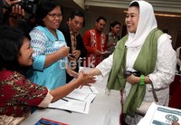 Yenny Wahid disambut petugas KPU.