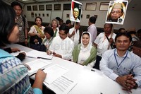 Beberapa poster bergambar Gus Dur memeriahkan pendaftaran PKBIB ke KPU.