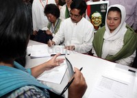 Yenny Wahid bersama beberapa petinggi PKBIB mengisi buku pendaftaran.