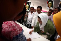 Yenny Wahid mengisi buku pendaftaran.