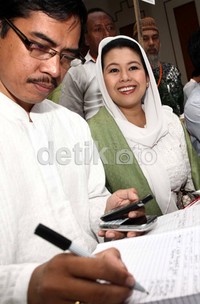 Yenny Wahid terlihat sumringah saat mendaftarkan partainya.