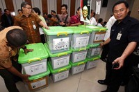 PKBIB membawa 8 boks berisi berkas pendaftaran.