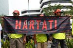 Massa Save Hartati Gelar Demonstrasi di KPK