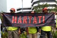 Massa yang menamakan dirinya Aliansi Masyarakat Anti Pemerasan (AMAN) membentangkan spanduk di depan gedung KPK, Jakarta. (Ramses/detikcom).