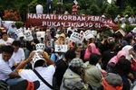 Massa Save Hartati Gelar Demonstrasi di KPK