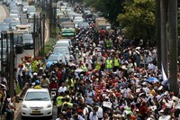 Massa pendukung Hartati memenuhi jalur lambat Jl HR Rasuna Said, Jakarta. (Ramses/detikcom).