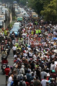 Aksi ini mengakibatkan arus lalu lintas di Jl HR Rasuna Said, tersendat. (Ramses/detikcom).