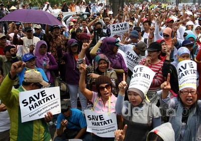 Massa Save Hartati Gelar Demonstrasi di KPK