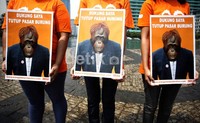 Dalam aksi tersebut, massa Centre For Orang Utan Protection (COP) menuntut agar pasar burung Pramuka dan Jatinegara ditutup.