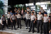 Sementara itu, sejumlah polisi masih berjaga depan gedung KPK, Jl HR Rasuna Said, Jakarta. (Ramses/detikcom).