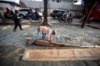 Sejumlah pekerja mempersiapkan papan-papan yang akan digunakan untuk melakukan pengecoran.