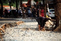 Pelebaran jalan tersebut untuk mengurangi kemacetan yang terjadi setiap hari.