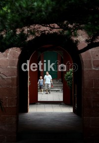 Eksistensi masjid ini tidak seriuh masjid di Indonesia. Azan, takbir, atau seruan apapun, terdengar lirih karena pemerintah setempat melarang penggunaan pengeras suara.
