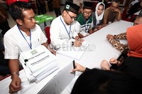 Sekjen PKNU Tohadi mengisi buku pendaftaran.