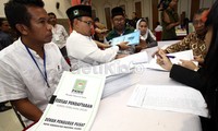Sekjen PKNU Tohadi menyerahkan berkas-berkas ke petugas KPU.