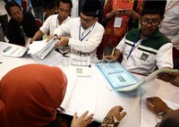 Sekjen PKNU Tohadi mengecek berkas-berkas yang akan diserahkan ke KPU. Dalam kesempatan tersebut, PKNU berharap KPU bisa melaksanakan proses verifikasi dengan adil.