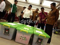 PKNU membawa 6 boks berisi berkas pendaftaran.