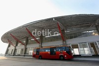 Bus TransJakarta Koridor XI rute Kampung Melayu-Pulogebang menunggu calon penumpang di Terminal Pulogebang, Jakarta Timur.