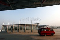Sebuah angkot memasuki Terminal Pulogebang. Sepinya penumpang membuat sejumlah sopir angkutan kota (angkot) yang telah beroperasi di dalam terminal mengeluh.