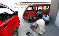 Sopir angkutan umum beristirahat di Terminal Modern Pulogebang, Jakarta Timur.