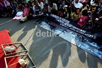 Mereka mengingatkan kepada Presiden SBY beserta jajaran aparat penegak hukum agar tidak menjadikan negara tercinta ini sebagai negara ingkar keadilan.