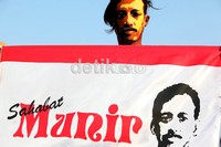 Sejumlah demonstran memakai topeng Munir.