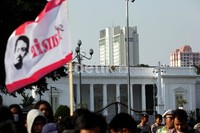 Bendera Sahabat Munir yang dibawa demonstran berkibar di depan Istana Negara.