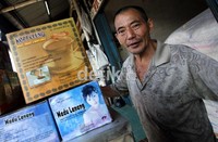 Otong mengaku menikah pertama kali pada usia 25 tahun. Kini saya memiliki satu istri sah satu, 2 istri yang saya nikahi secara siri dan telah menceraikan 37 istri saya ujar Otong.