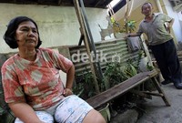 Istri pertama Otong bernama Wani. Dia nikahi secara sah di KUA. Dari pernikahan ini lahirlah 5 anak, 1 diantaranya meninggal dunia.