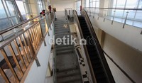 Di gedung utama terminal terdapat eskalator. Pengoperasian terminal ini sendiri belum secara penuh, mengingat pembangunan fisiknya baru rampung 90 persen.