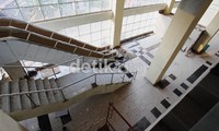 Lobi utama terminal nampak masih dalam proses penyelesian, lantai keramik masih banyak yang belum terpasang.