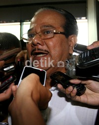 Saya siap diperiksa. Saya akan kooperatif. Tapi tentunya prinsip praduga tidak bersalah harus jadi pegangan, ujar Zulkarnaen saat tiba di KPK. (Ramses/detikcom).