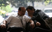 Zulkarnaen duduk di ruang tunggu sebelum diperiksa oleh penyidik. (Ramses/detikcom).