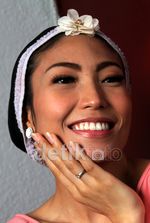 Pose ABG ala Ayu Dewi