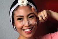 Gaya ABG ala Ayu Dewi. (Gusmun/detikcom).