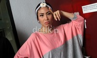 Ayu Dewi berpose saat ditemui di acara DahSyat di studio RCTI, Kebon Jeruk, Jumat (7/9/2012). (Gusmun/detikcom).