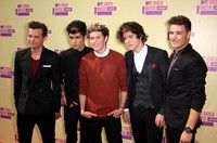One Direction berpose di depan kamera saat di red carpet. Boyband yang digilai para remaja masa kini itu berhasil memenangkan kategori Best Pop Video. Frederick M. Brown/Getty Images.