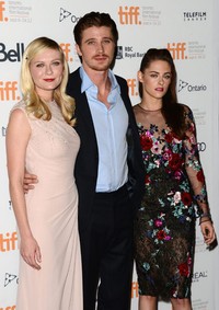 Kristen berpose bersama Garrett Hedlund, dan Kirsten Dunst. (Getty Images/Jason Merritt)
