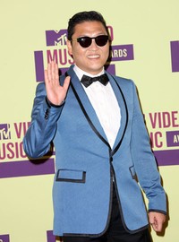 Tak lupa ia juga memakai kacamata hitam seperti di video klip Gangnam Style-nya. Frederick M. Brown/Getty Images.