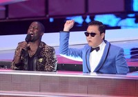 Saat Psy mendampingi Kevin Hart sebagai MC. Kevin Winter/Getty Images.