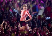 Ia terlihat santai dengan baju garis-garisnya saat tampil di atas panggung. Kevin Winter/Getty Images.