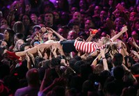 Aksi body surfing Taylor Swift. Christopher Polk/Getty Images.