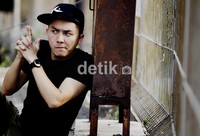 Omesh dengan gaya James Bond-nya.
