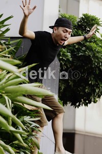 Pose ngocol Omesh.