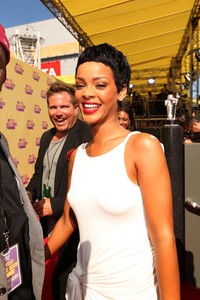 Rihanna tampil dengan rambut cepaknya. Christopher Polk/Getty Images.