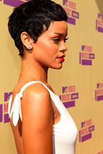 Rambut Cepak Rihanna di MTV VMA 2012