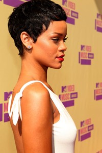 Rihanna kembali tampil dengan rambut super pendeknya. Christopher Polk/Getty Images.